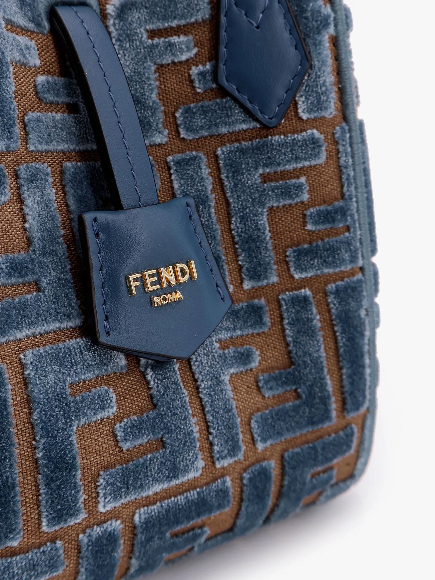 Fendi - Sac seau convertible en velours avec logo FF intégral